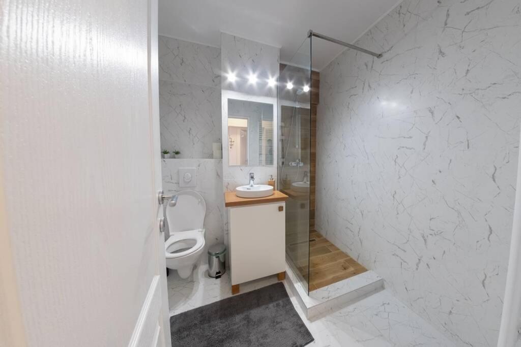 Studio With A View In City Center Τιργκόβιστε Εξωτερικό φωτογραφία