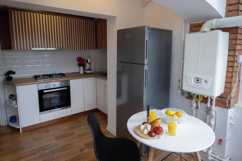 Studio With A View In City Center Τιργκόβιστε Εξωτερικό φωτογραφία